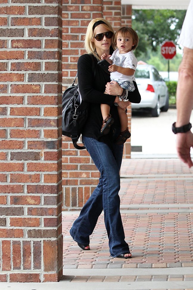 Elin Nordegren, black tote, black headband, sunglasses, jeans, black sweater